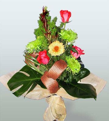  İstanbul Ümraniye ucuz çiçek gönder  3 adet gül 4 adet gerbera çiçegi sade buket