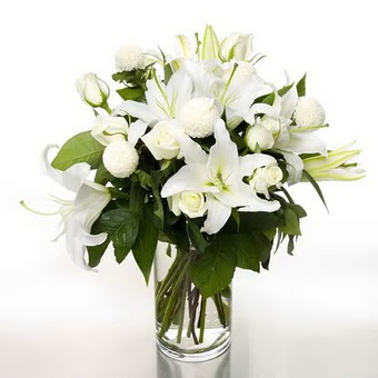  İstanbul Ümraniye çiçek gönderme sitemiz güvenlidir  1 dal cazablanca 7 adet beyaz gül vazosu