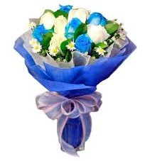 5 mavi gül 6 beyaz gülden buket  İstanbul Ümraniye anneler günü çiçek yolla 