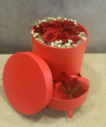 Çekmeceli kutu içerisinde çikolata ve güller  İstanbul Ümraniye çiçek satışı 