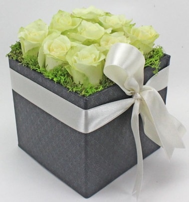 9 adet beyaz gülden özel kutu çiçeği  İstanbul Ümraniye çiçek siparişi sitesi 